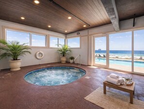 Alberca techada y alberca al aire libre