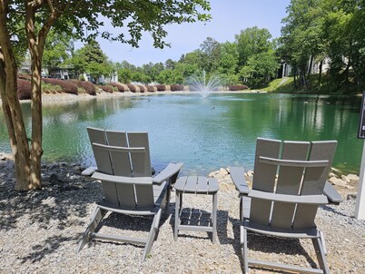 The perfect Getaway, free parking, 5 min walking to Truist park and Roxy