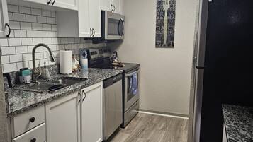 Réfrigérateur, micro-ondes, four, plaque de cuisson