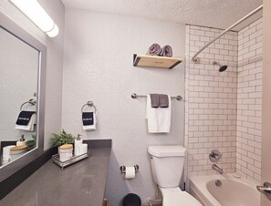 Hair dryer, towels, soap, shampoo - The perfect Getaway, free parking, 5 min walking to Truist park and Roxy (Smyrna)