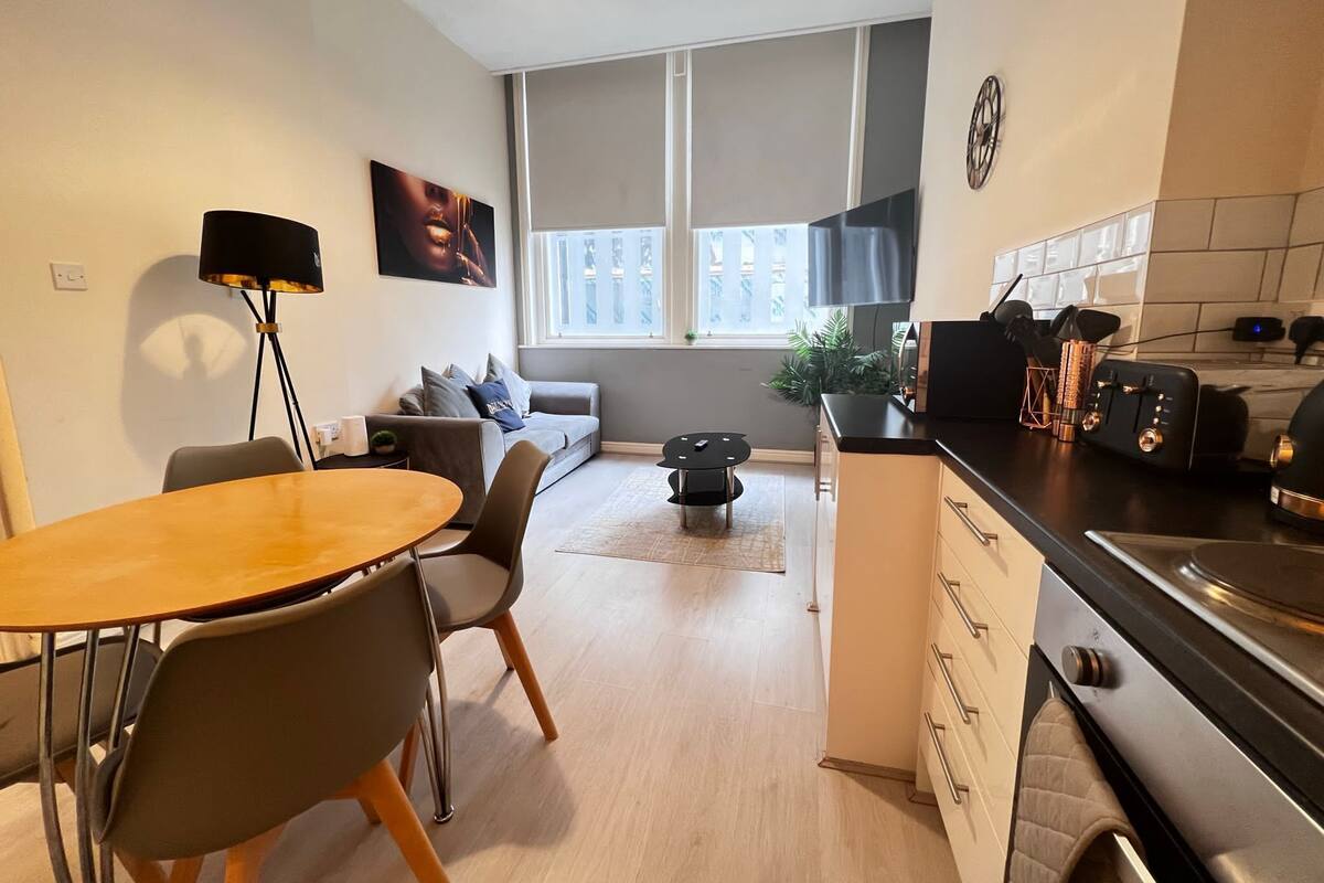 Un appartement moderne comprenant un coin repas, une cuisine et un espace de vie.