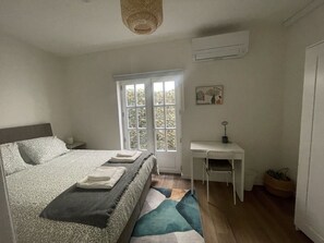 1 Schlafzimmer, Schreibtisch, Reisekinderbett, WLAN