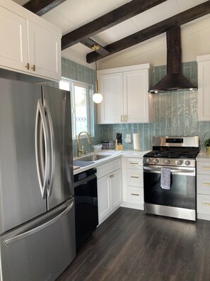 Mikrobølgeovn, ovn, kogeplade, opvaskemaskine