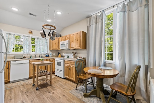 Casa, 1 cama Queen (Creekside Hideaway #102) | Cozinha privada
