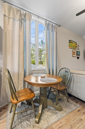 Casa, 1 cama Queen size (Creekside Hideaway #102) | Restaurantes