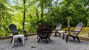House, 1 Queen Bed (Creekside Hideaway #102) | Property grounds - Creekside Hideaway #102 (Sevierville)