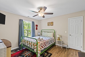 House, 1 Queen Bed (Creekside Hideaway #102) | 1 bedroom - Creekside Hideaway #102 (Sevierville)