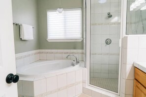 Bañera de hidromasaje, secador de pelo, toallas y jabón