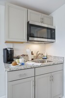 Frigorífico, microondas, cafetera o tetera y tostadora