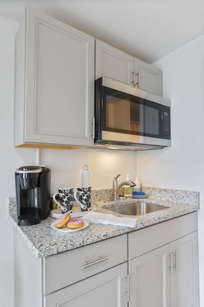 Kühlschrank, Mikrowelle, Wasserkocher mit Kaffee-/Teezubehör, Toaster