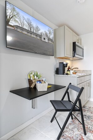 Town & Country, 1 queen bed | 1 bedroom, premium bedding, memory foam beds, individually decorated