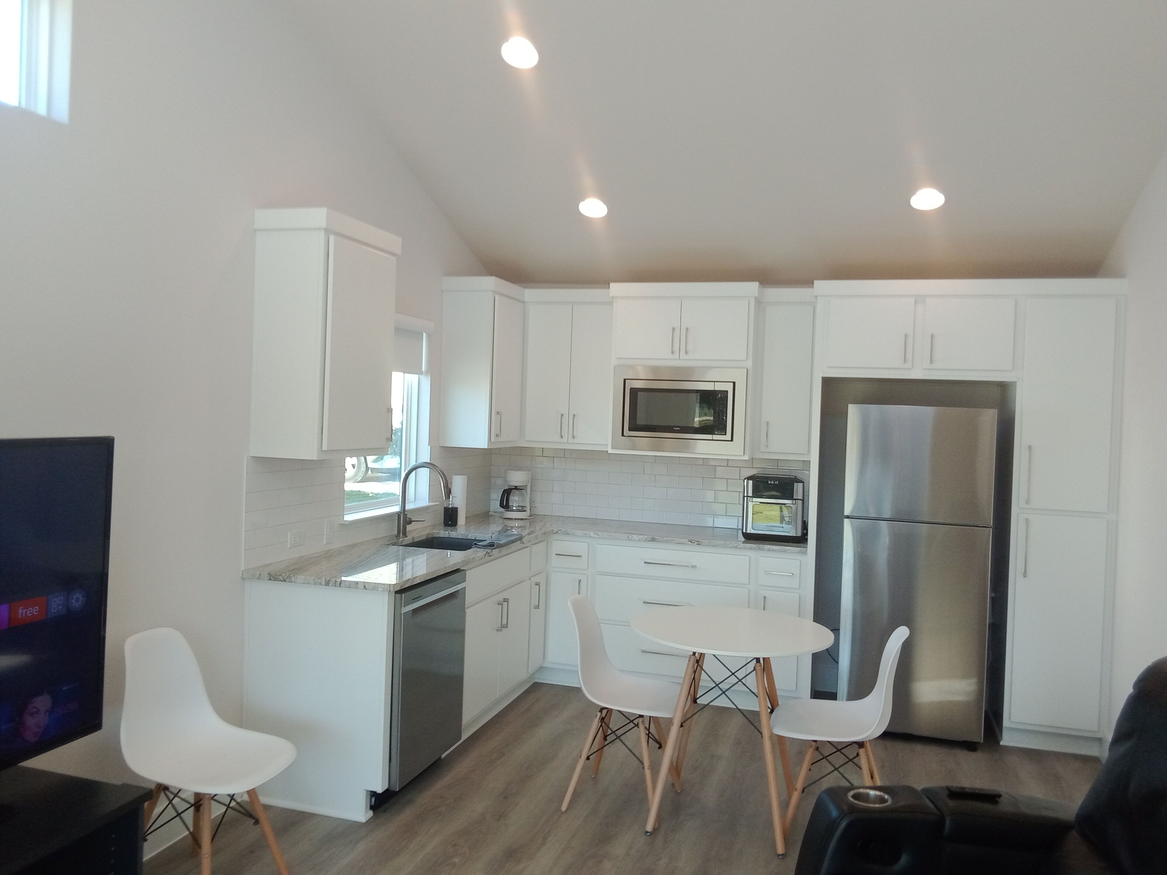 Kylskåp, mikrovågsugn, diskmaskin och kaffe- och tebryggare