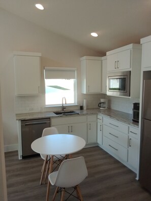 Frigorifero, microonde, lavastoviglie, macchina per tè/caffè