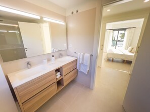 Regadera, secadora de cabello, toallas, jabón 