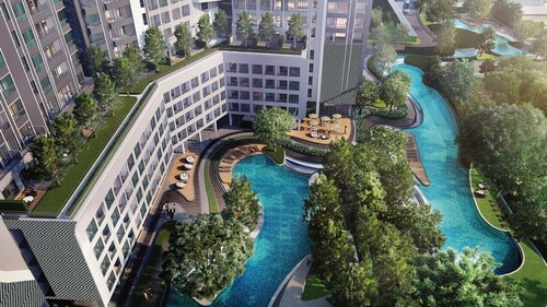 Resort style condo, high floor studio, pool view