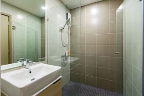 Shower, hair dryer, bidet, towels