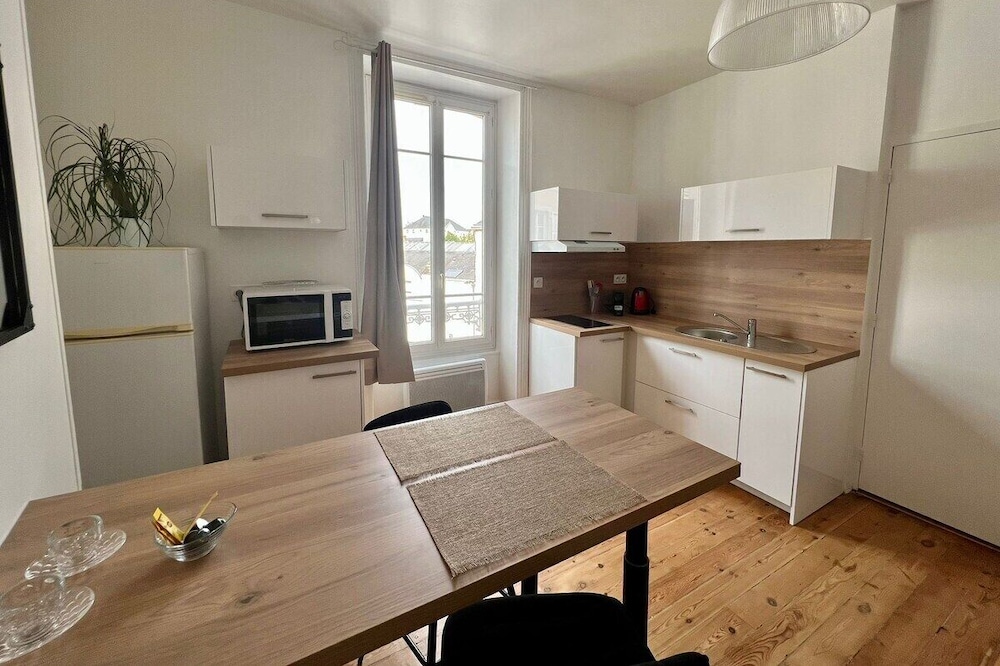 Newly renovated apartment in downtown Laval