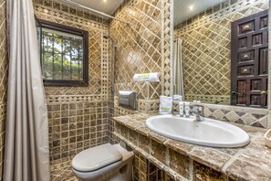 Kylpyamme, hiustenkuivaaja, pyyhkeet, saippua