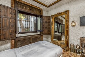 4 makuuhuonetta, tallelokero huoneessa, silitysrauta/-lauta