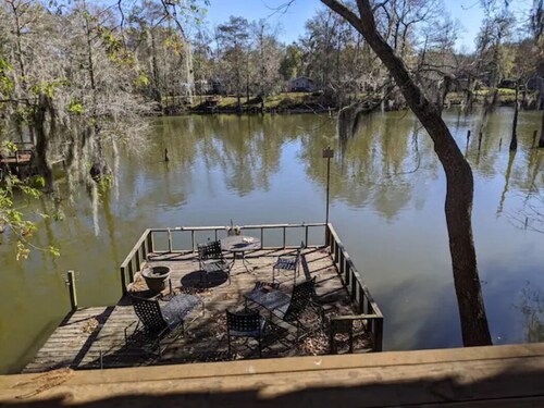Private lakefront retreat
