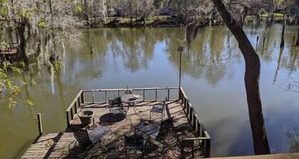 Private lakefront retreat