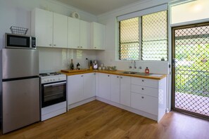 Een koelkast, een magnetron, een oven, een kookplaat