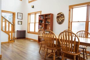 Dining - Hilltop Home in Downtown Frankfort (Frankfort)