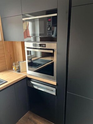 Jääkaappi, mikroaaltouuni, uuni, liesi