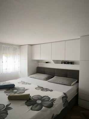 Fer et planche à repasser, accès Internet, draps fournis