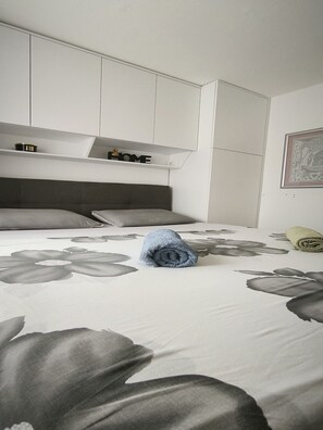 Iron/ironing board, internet, bed sheets