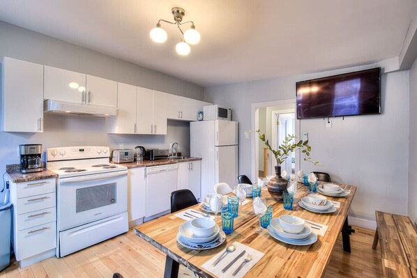 Fridge, microwave, oven, stovetop - Saint Denis Rooftop Terrace & Hot tub - Montreal Memories (Montréal)