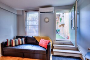 TV - Saint Denis Rooftop Terrace & Hot tub - Montreal Memories (Montréal)