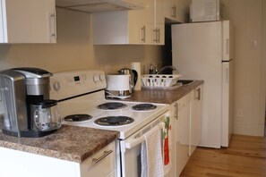 Fridge, microwave, oven, stovetop - Saint Denis Rooftop Terrace & Hot tub - Montreal Memories (Montréal)