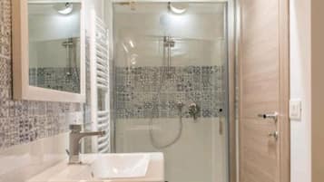 Dusche, Haartrockner, Handtücher, Seife