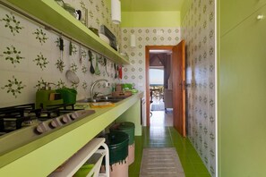 Réfrigérateur, four, tables à manger