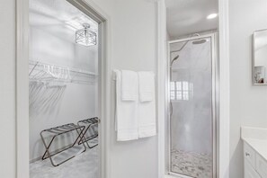 Badewanne, Haartrockner, Handtücher
