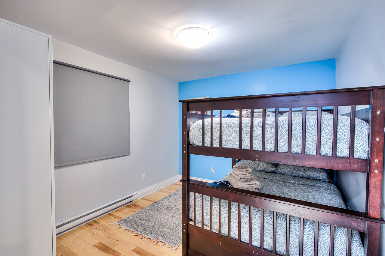 4 slaapkamers, een bureau, een strijkplank/strijkijzer, wifi