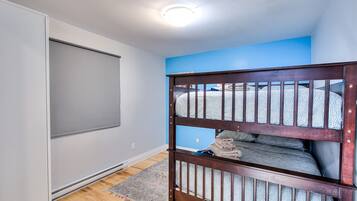 4 bedrooms, desk, iron/ironing board, WiFi