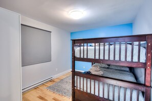 4 bedrooms, desk, iron/ironing board, WiFi