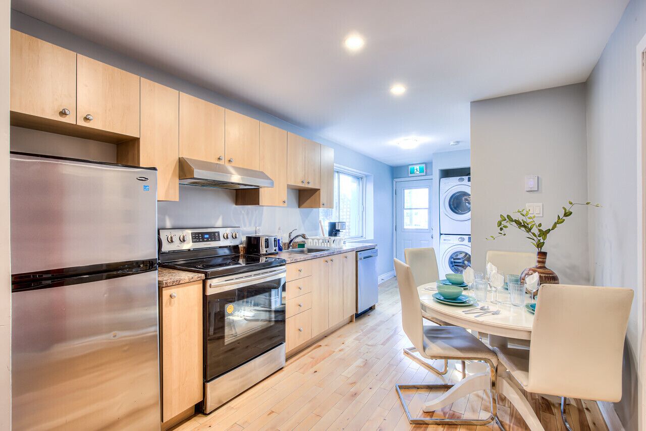 Een koelkast, een magnetron, een oven, een kookplaat