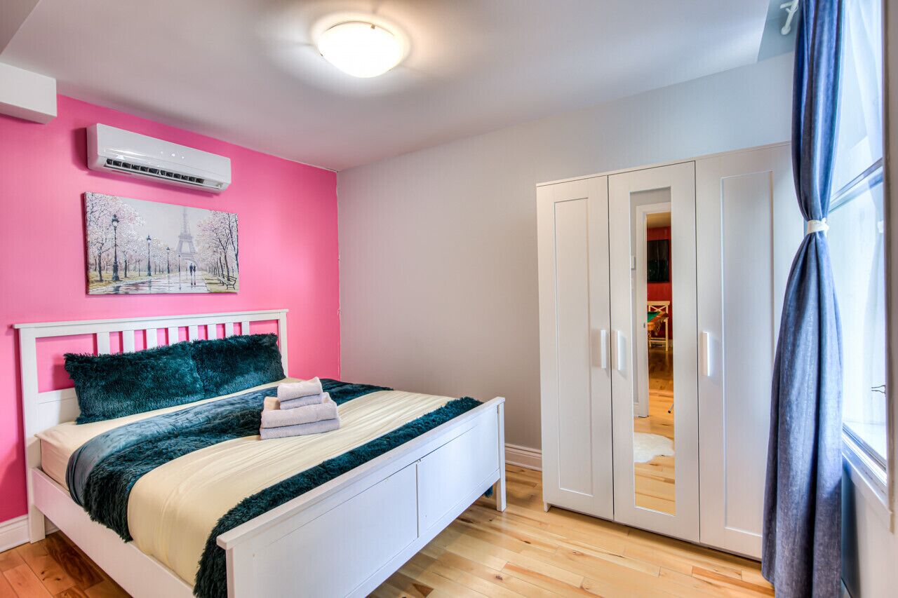 4 bedrooms, desk, iron/ironing board, WiFi