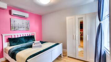 4 bedrooms, desk, iron/ironing board, WiFi