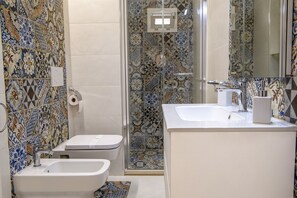 Doccia, set di cortesia gratuito, asciugacapelli, bidet