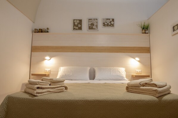 2 bedrooms, iron/ironing board, free WiFi, bed sheets