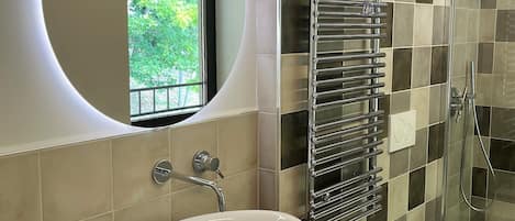 Douche, sĂšche-cheveux, bidet, serviettes fournies