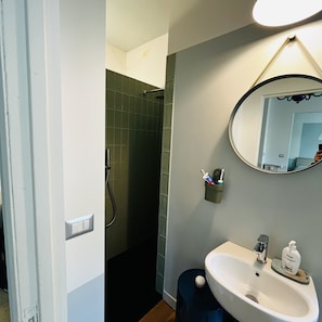 Séchoir à cheveux, bidet, serviettes fournies, savon