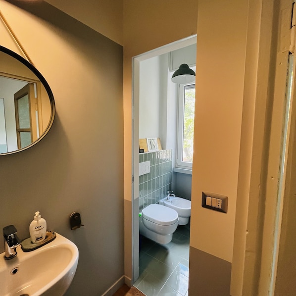 Séchoir à cheveux, bidet, serviettes fournies, savon