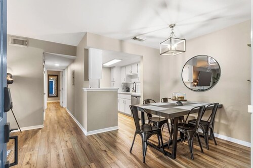 King Bed | Central Location | 75" TV | Washer & Dryer | Shower & Tub | Patio | Updated