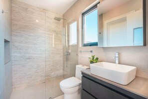 Bathtub, hair dryer, shampoo - Modern executive 2-bedroom apartment. (Punta Cana)