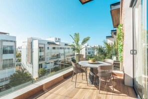 Outdoor dining - Modern executive 2-bedroom apartment. (Punta Cana)